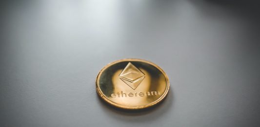 Ethereum ETH altcoiny kryptoměny na stole